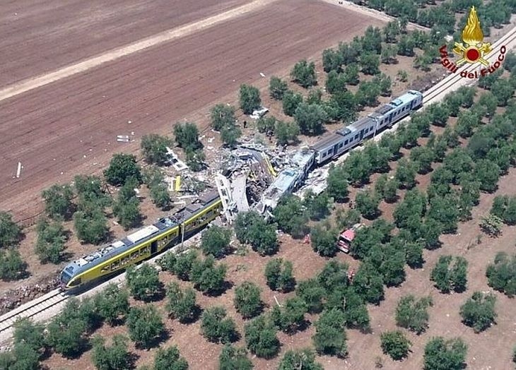 Челен удар между два влака, 11 души са загинали