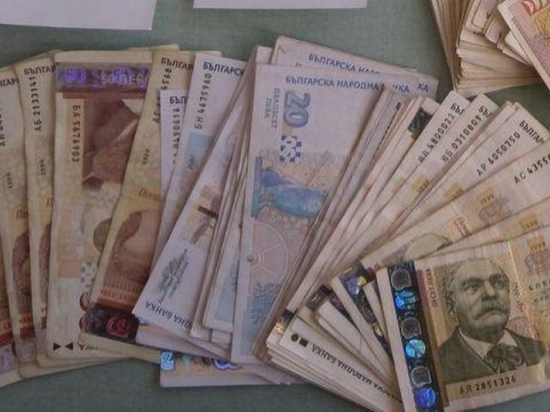 Безработна с 56 бона лъже, прибира детски