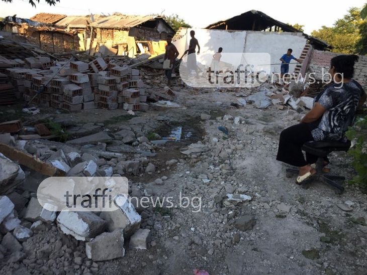 Местят ромите от съборените къщи в Столипиново в мезонети в Шекер махала! ВИДЕО