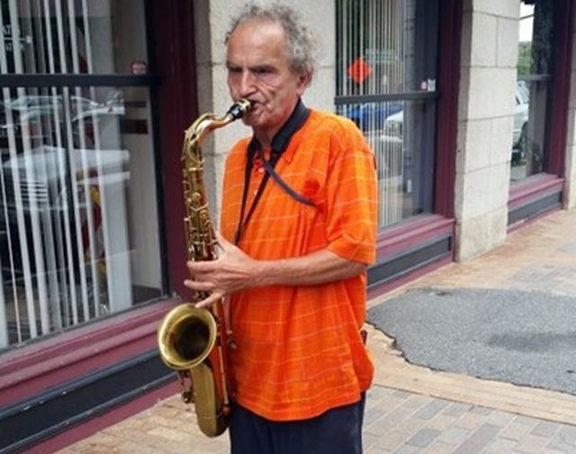 Уличен музикант осъди общинските власти, получи 20 000 долара