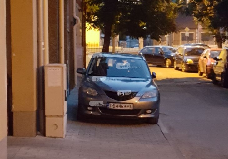 Шофьор заграби тротоар за лично паркомясто в центъра на Пловдив СНИМКИ