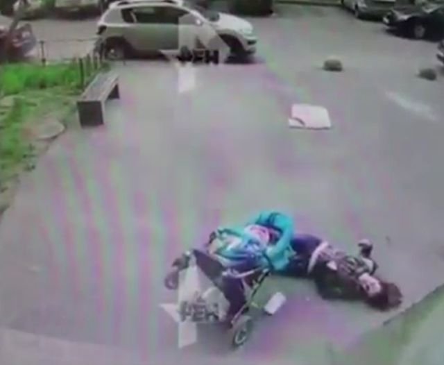 Майка се бори за живота си, след като бетонна облицовка пада от сграда върху главата й ВИДЕО