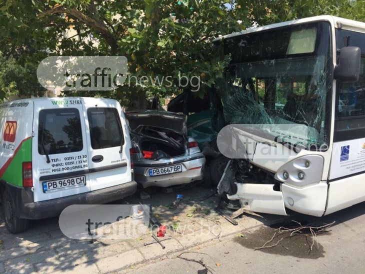Тежък инцидент в Пловдив! Автобус се натресе в 5 коли, сгъна ги на хармоника СНИМКИ и ВИДЕО