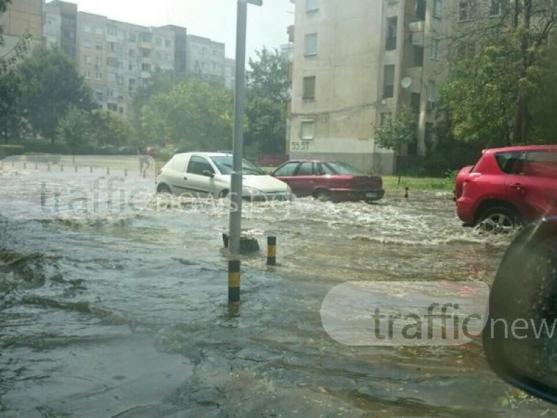 Пловдив под вода! Улици и подлези като реки, десетки дървета са се стоварили върху коли СНИМКИ и ВИДЕО