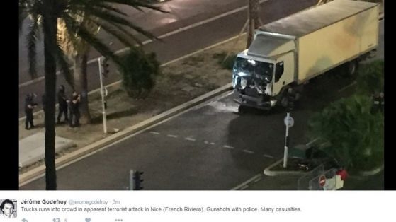 Франция е в сълзи! Поне 80 загинаха в атентат в Ница ВИДЕО