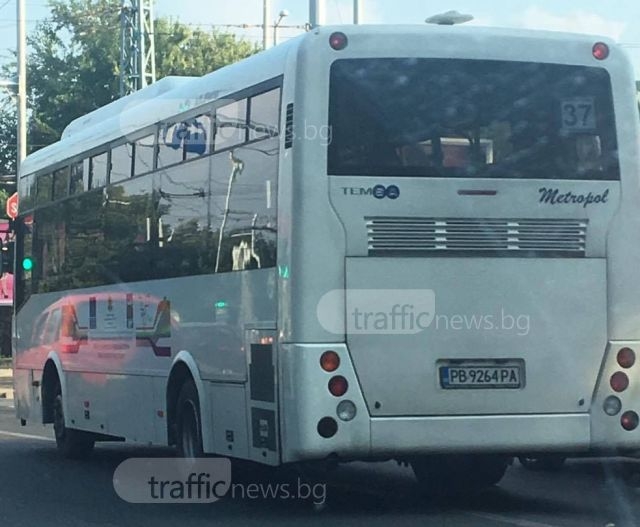 Луд с автобус засича шофьори в Пловдив, избутва ги от пътя! СНИМКИ