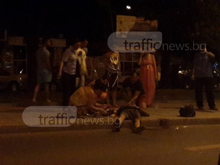 Моторист лежи в кръв на улица Македония, след като се заби в такси! СНИМКИ