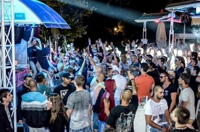 Топ диджей събира стотици на парти край Пловдив 