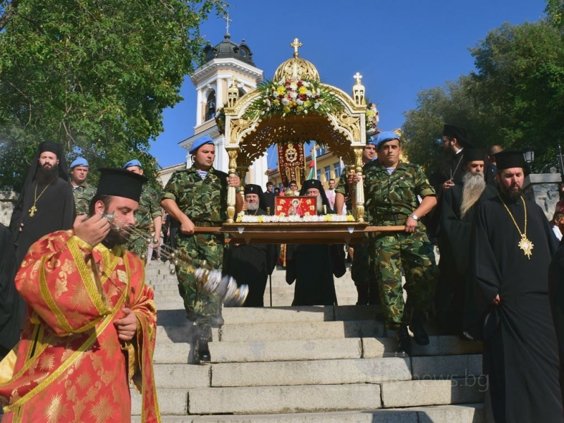 Уникална атмосфера по време на празничното шествие със светите мощи в Пловдив ВИДЕО