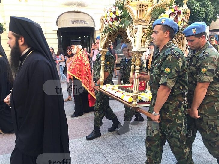 Патриархът, управленският елит и стотици пловдивчани вървяха редом с мощите на Св. Георги СНИМКИ и ВИДЕО