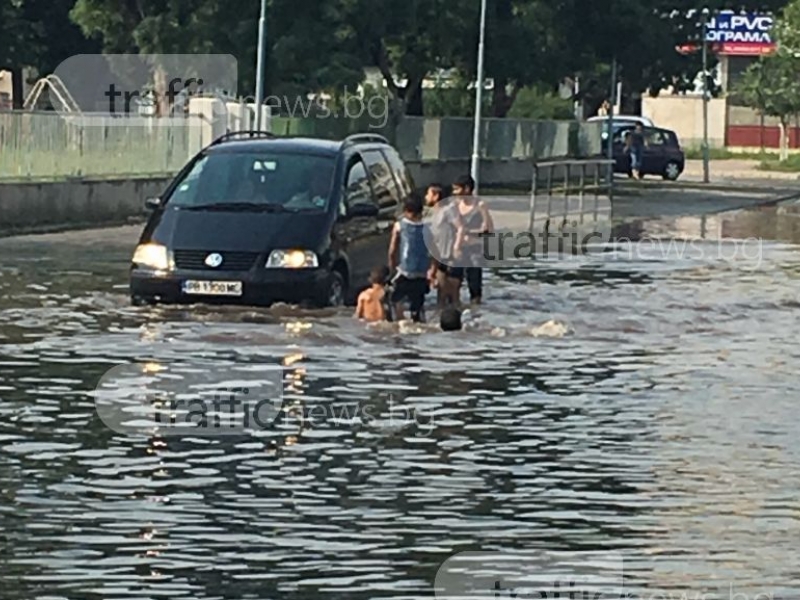 Басейн след потопа! Циганета си спретнаха плаж на наводнена улица ВИДЕО