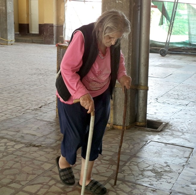 Пенсионерка живее месец на жп гарата в Пловдив, синът й я гонел с нож СНИМКИ