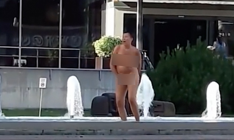 Ох, баня, ох, кеф! Чисто гола жена се изкъпа в градския фонтан ВИДЕО