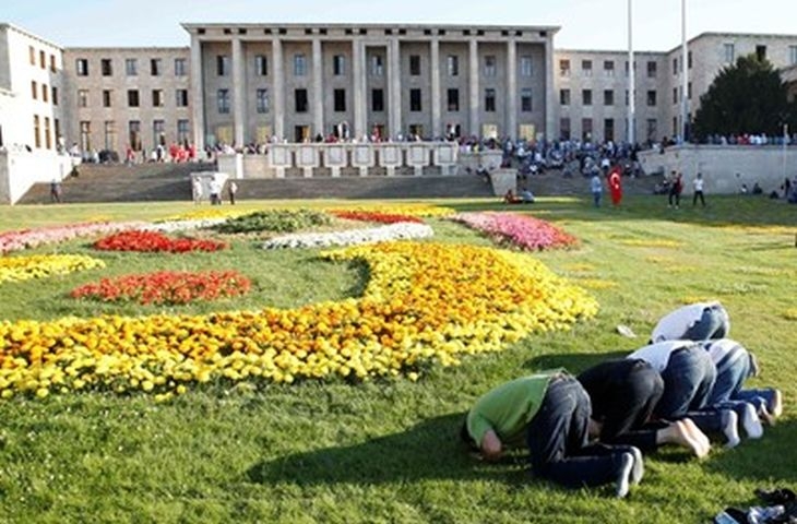 Евакуираха парламента в Турция 