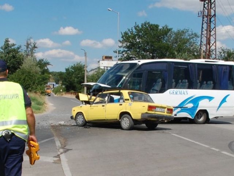 Бус отнесе такси, шестима, сред които и бременна са в болница СНИМКА