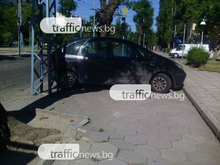 Майсторско паркиране в Кючука: Шофьор успя да превземе целия тротоар СНИМКА