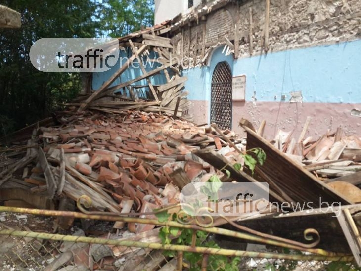 Православна църква се срути в Пловдивско, по чудо няма пострадали СНИМКИ