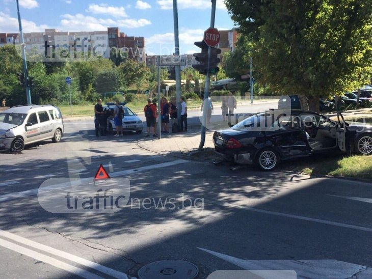 Ламарини хвърчаха в Тракия след удар между Мерцедес и Дачия СНИМКИ