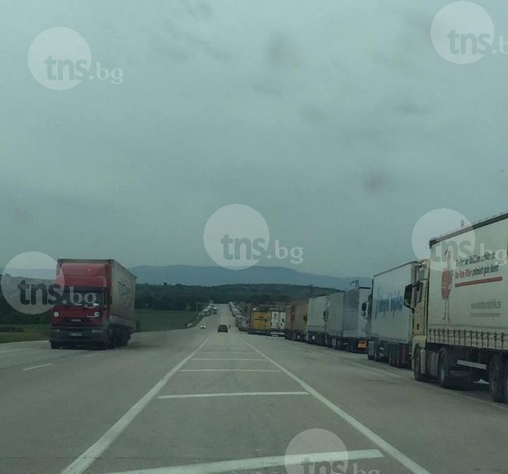 Спират отново движението на тирове по магистралите в час пик