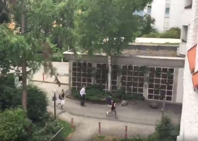 Терор в Мюнхен! 15 убити в търговски център след безразборна стрелба! ВИДЕО