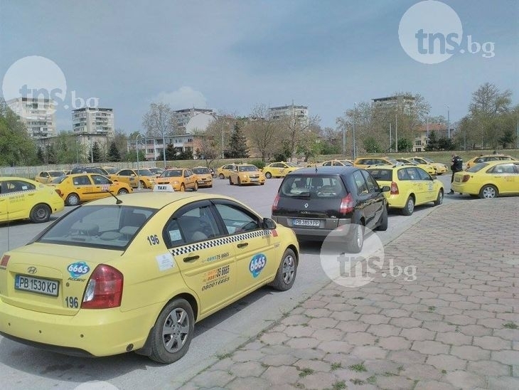 Такситата съгласни да плащат 300 лева данък, но подозират предизборен ход