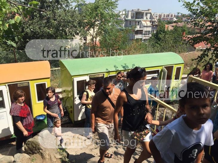 Пот се лее в сауната на Детската железница! Деца и родители безмалко да наводнят тунела СНИМКИ