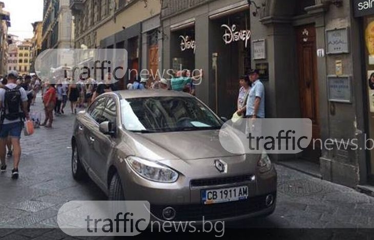 Бай Ганьо в чужбина: Нашенец изтипоса колата си на пъпа на Флоренция, в пешеходната зона СНИМКИ