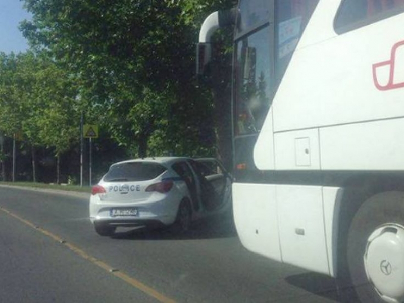 Екшън! Полиция спря и нахлу в сръбски автобус! Намериха наркотици у фенове на Цървена звезда