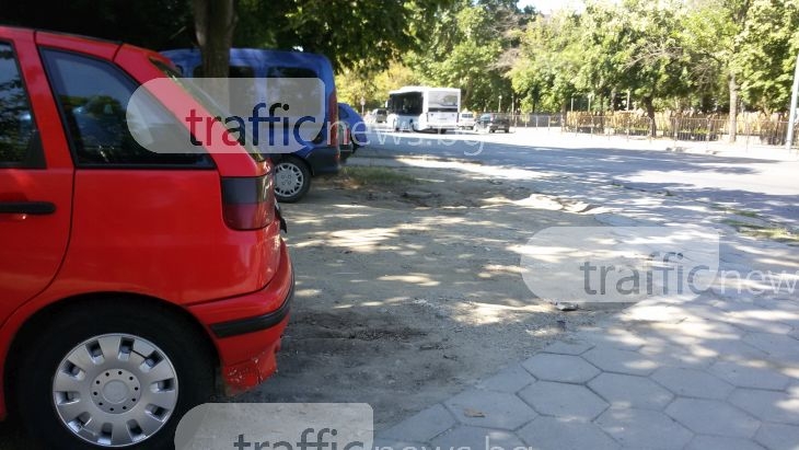 Така паркират в ЖР Тракия! Коли разнасят кал и мръсотия в пловдивския квартал СНИМКИ