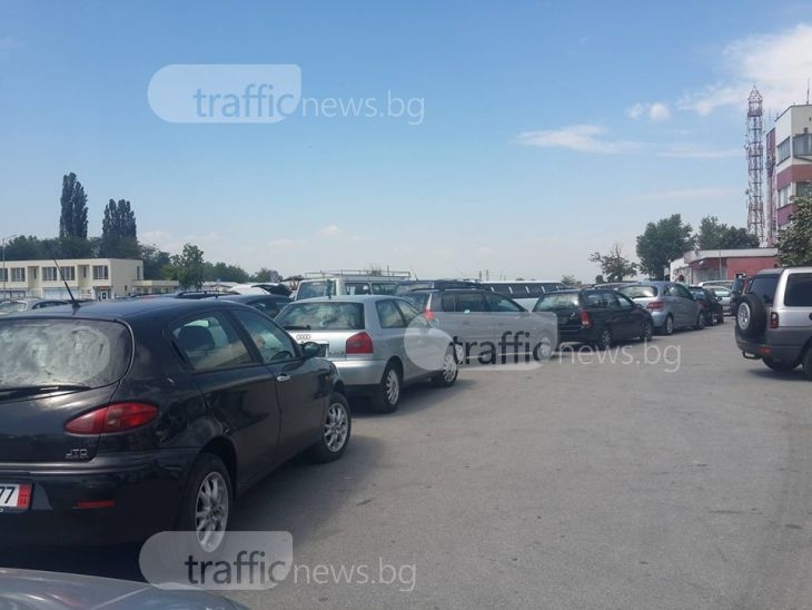 Кошмарът в КАТ – Пловдив продължава! Хора се редят на опашки по тъмно, за да регистрират колата си СНИМКИ