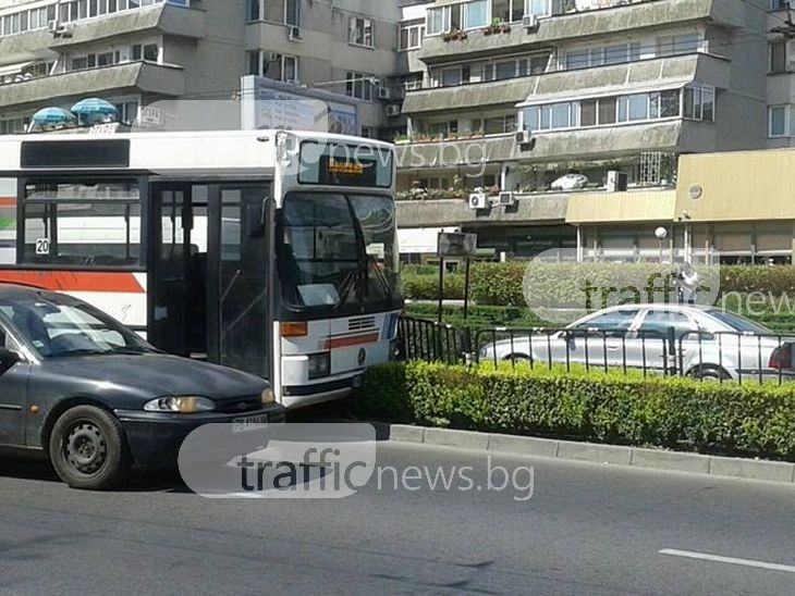 Автобус се заби в мантинела на пъпа на Пловдив СНИМКИ 