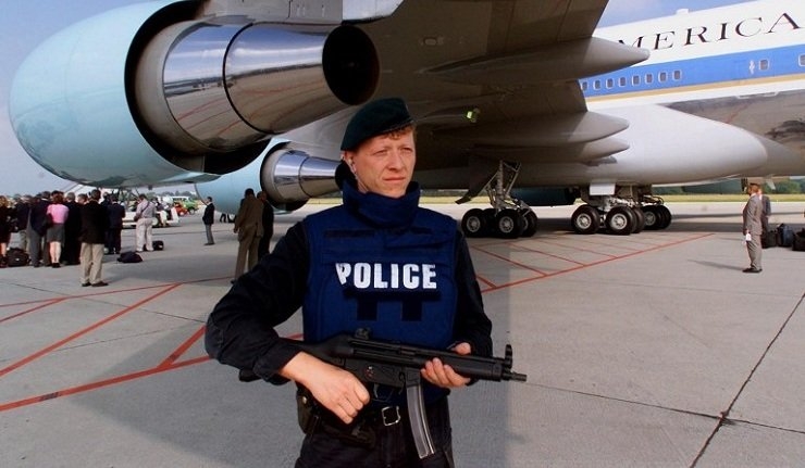 Вдигнаха накрак полицаи на летището в Женева 