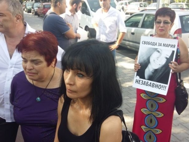 Майката на момичето, убило изнасилвача си: Детето ми не е престъпник СНИМКИ