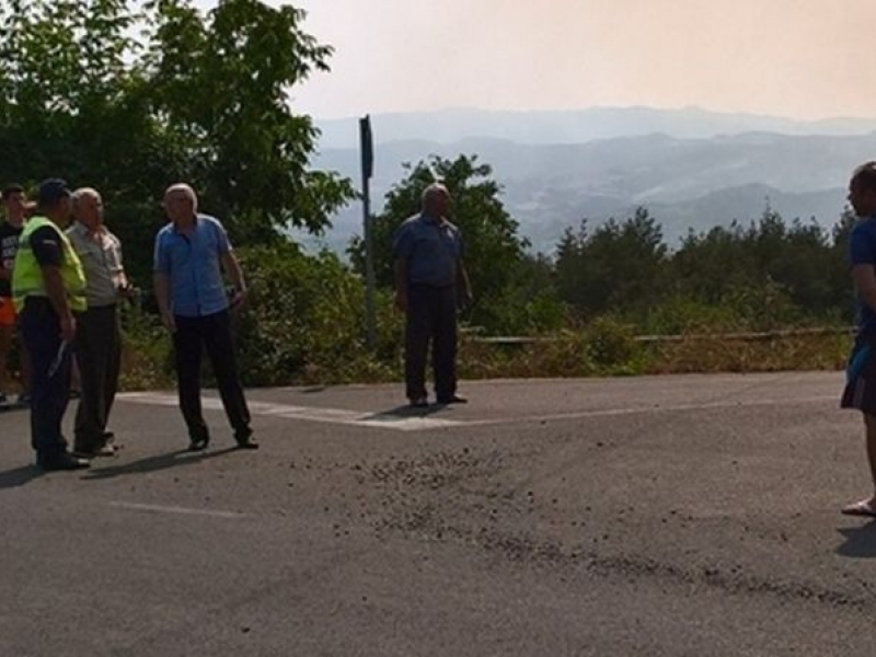 Отцепиха цяло село заради пожара, хеликоптери от летище Крумово гасят пламъците СНИМКИ
