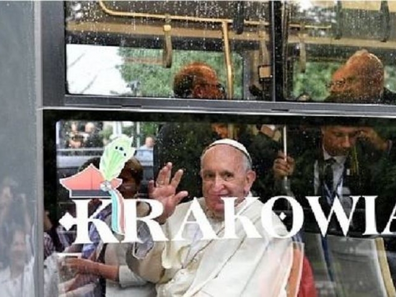 Прецедент! Папа Франциск се повози на трамвай СНИМКИ