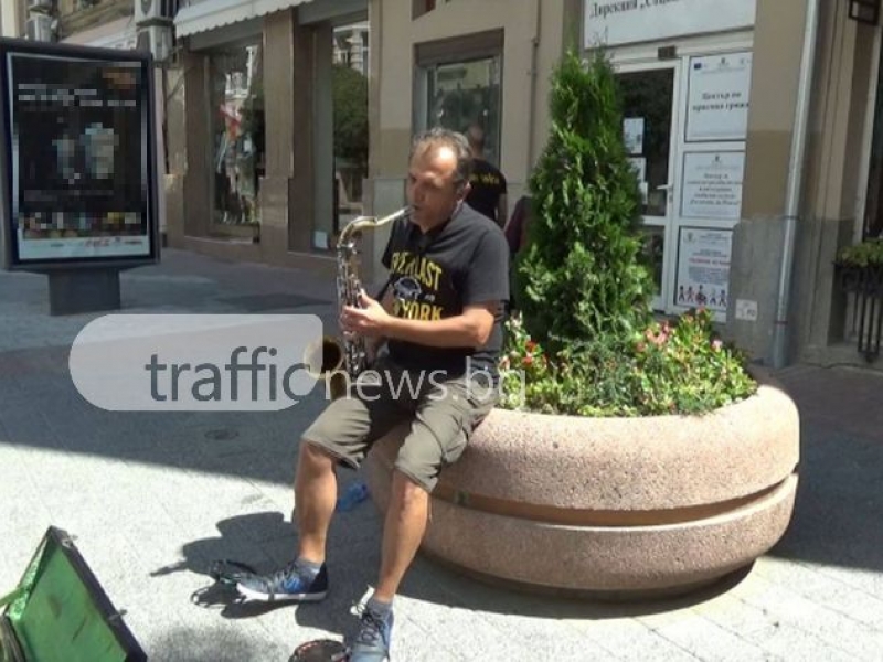 Човекът оркестър на Пловдив носи настроение на жители и гости на града ВИДЕО