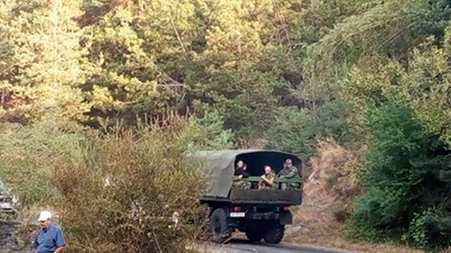 Войската се включи в гасенето на пожара в Ардинско СНИМКИ