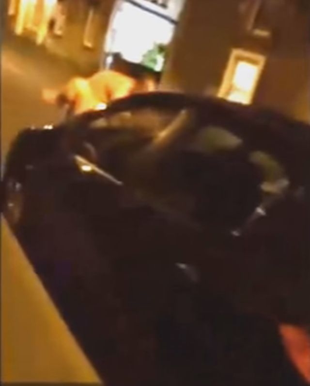 Среднощни ласки! Двойка прави секс на капак на кола на улицата ВИДЕО 18+