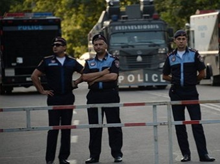 Пуснаха заложниците от полицейския участък в Ереван