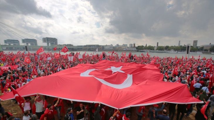 Хиляди турци се събраха на митинг в Кьолн в подкрепа на Ердоган