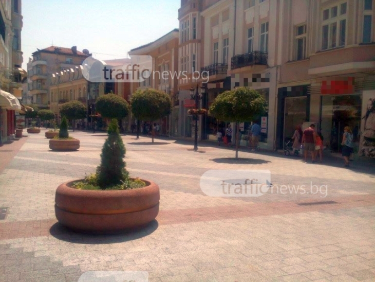Главната в Пловдив се стесни заради адската жега - стана едва 2 метра СНИМКИ