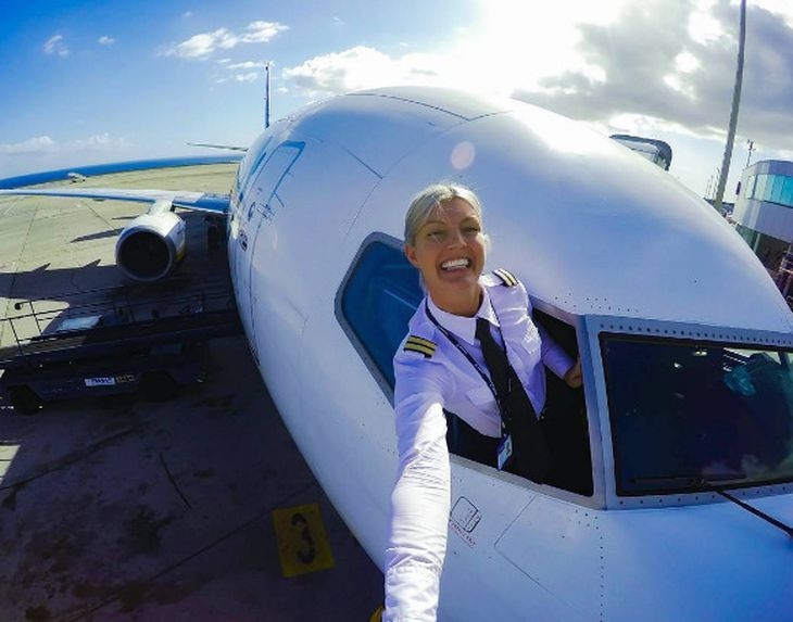 Блондинка пилот събра хиляди фенове! Всички мъже искат да пътуват при нея СНИМКИ