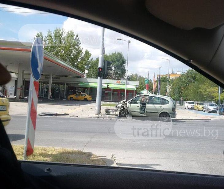 Две коли потрошиха предниците си пред метанстанцията срещу Ескалибур СНИМКИ