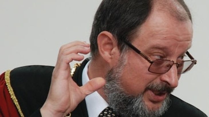 Мъж скача върху колата на ректора на ПУ, пращат го в ареста