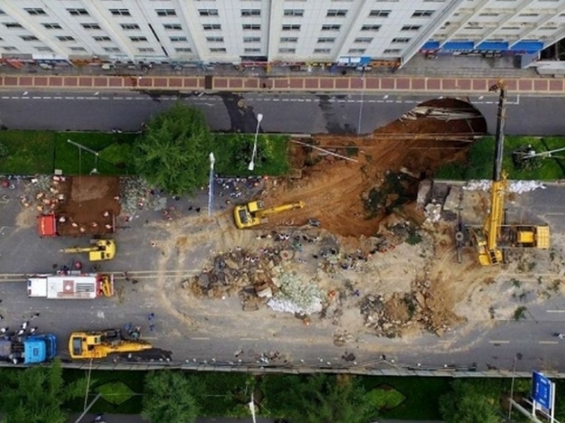 Гигантска дупка погълна няколко души в Китай