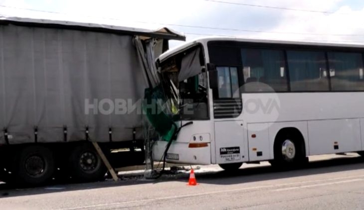 Автобус се блъсна в ТИР, трима души пострадаха