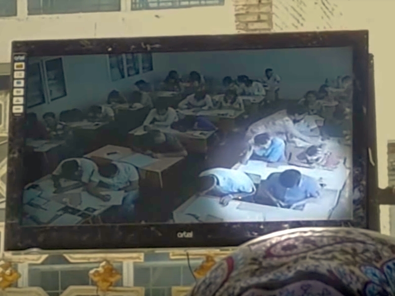 Цяла зала кандидат-студенти преписват на изпит, видеокамера ги хвана ВИДЕО