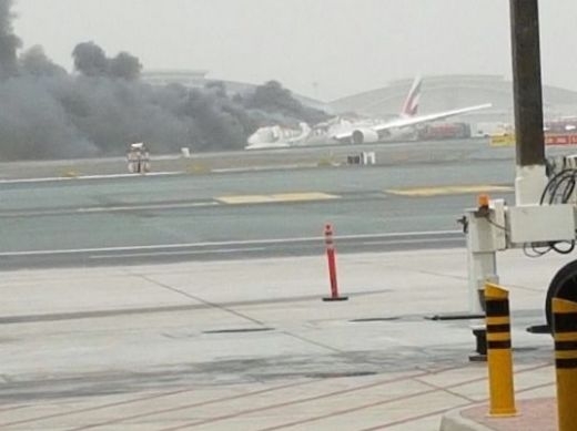 Гори самолет на летището в Дубай! Подпалил се е във въздуха ВИДЕО