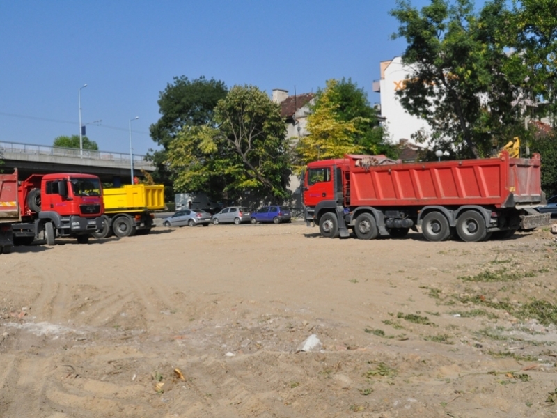 Чудо! Строят безплатен паркинг в центъра на Пловдив СНИМКИ