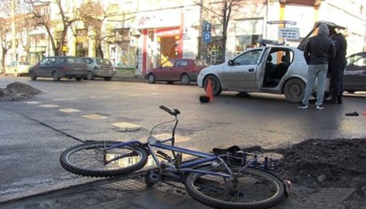 Велосипедист е в кома след жесток сблъсък с мерцедес! Шофьорът избягал